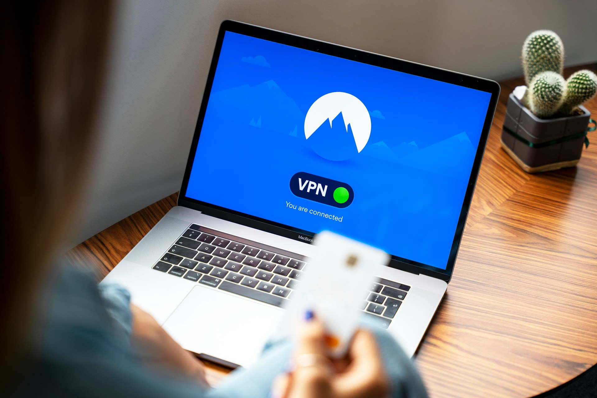 laptop na biurku z włączoną stacjonarną siecią VPN